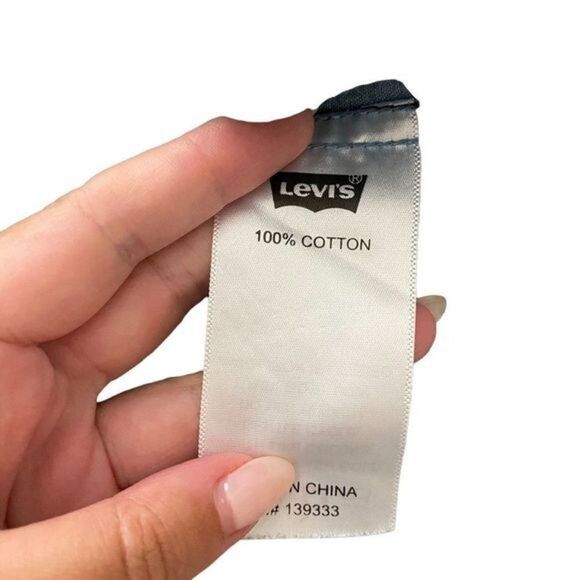 LEVIS Star Sleeveless Button Down - Picture 4 of 5